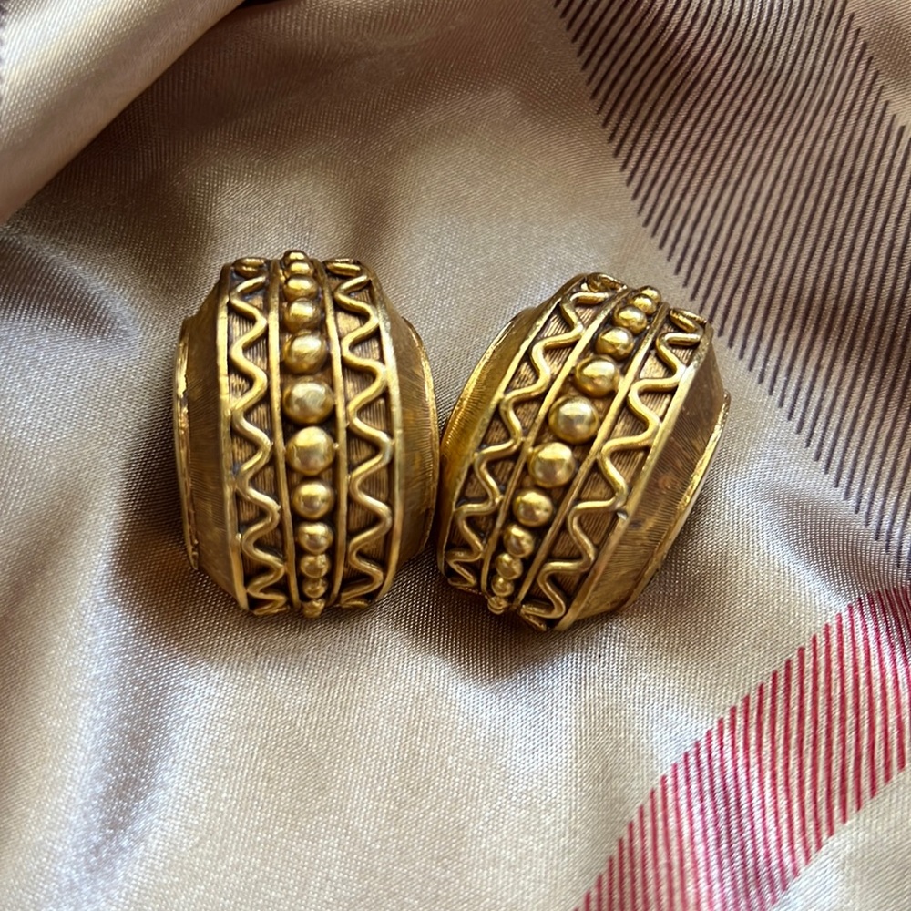Vintage signed Diva clip on earrings